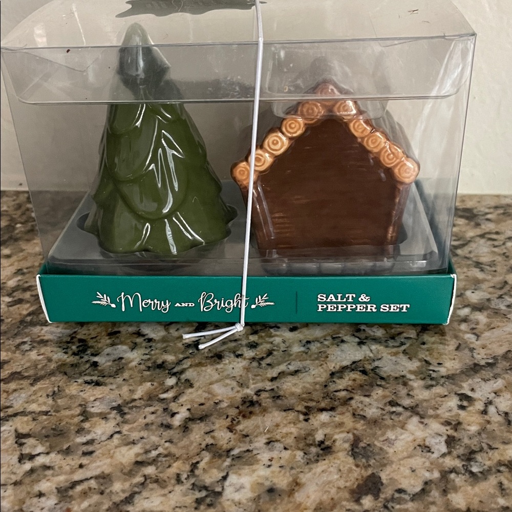 Cabin & Tree Salt & Pepper Set NEW - Picture 3 of 3